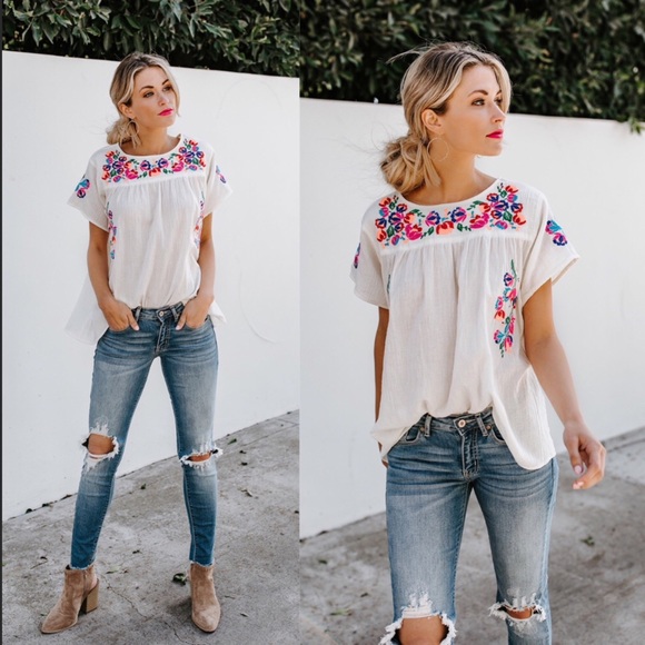 tc2treasures Tops - LAST ONE! 🌺Beautiful Embroidered Floral Top